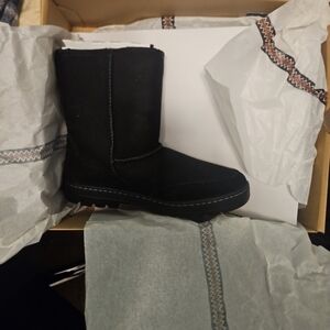 UGG Womens Ultra Short Revival W Blk Size 9 NWT ( CHEAP PRICE WOW)